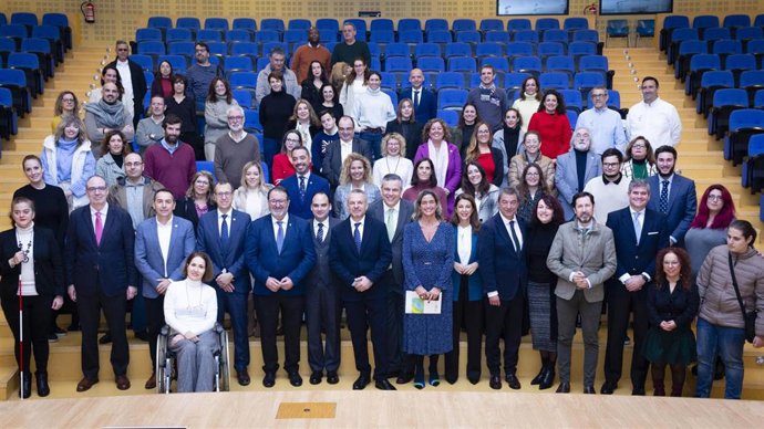 Foto de familia en la Pablo de Olavide de Sevilla tras III Jornada de Celebración del Día Internacional de las personas con discapacidad.