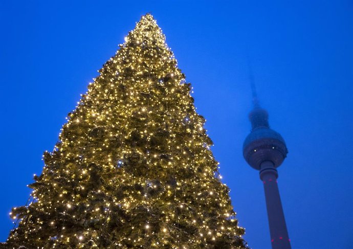 Archivo - Un árbol de Navidad en un mercado en Berlín, en diciembre de 2022
