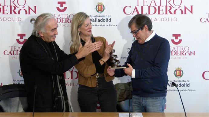 La concejala de Educación y Cultura del Ayuntamiento de Valladolid, Irene Carvajal, acompañada por el director del Teatro Calderón, José María Viteri, y el director y dramaturgo de Atalaya Teatro, Ricardo Iniesta