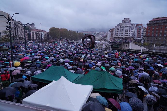 Manifestación por la huelga general feminista convocada en Euskadi, a 30 de noviembre de 2023, en Bilbao, Vizcaya, País Vasco (España). 