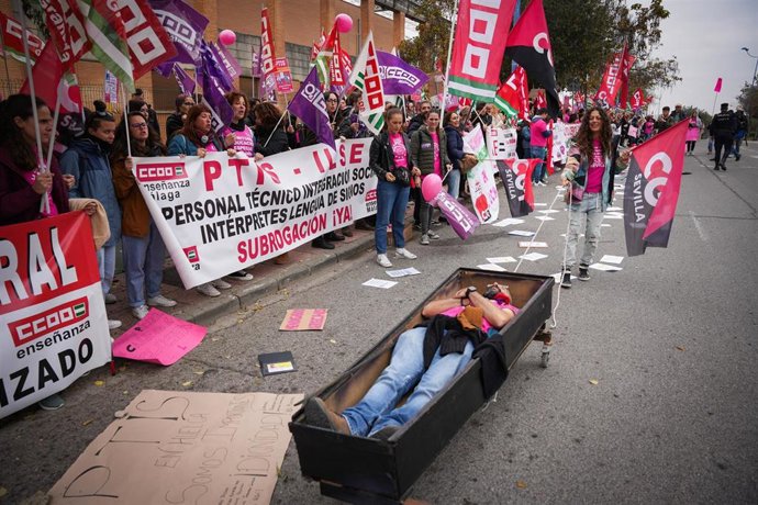 PTIS e ILSE protestan ante Educación contra la "privatización" de los servicios educativos