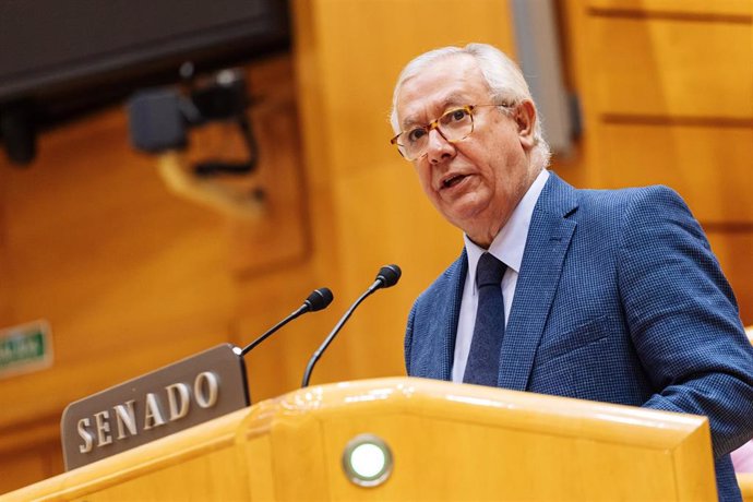 El senador del PP Javier Arenas interviene durante una sesión plenaria, en el Senado, a 14 de noviembre de 2023, en Madrid (España). La Comisión de Reglamento del Senado ha avalado la reforma propuesta por el PP para dilatar hasta dos meses la tramitaci