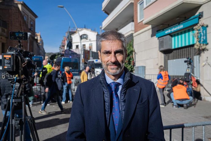 El líder del grupo municipal de Vox en el Ayuntamiento de Barcelona, Gonzalo de Oro-Pulido, ante el edificio del Kubo y la Runa.