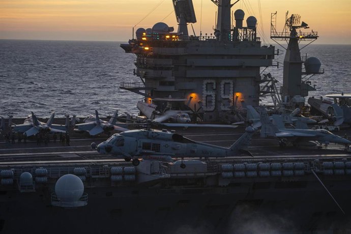 Archivo - Aeronaves en la cubierta del 'USS Dwight D. Eisenhower' (archivo)