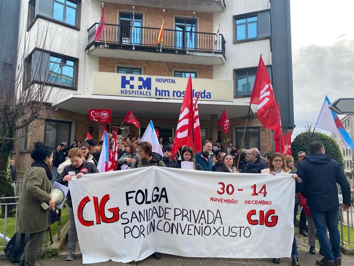 Concentración de los trabajadores de la sanidad privada en Santiago.