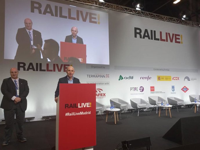 El gerente de Zaragoza Turismo, José Francisco García, y el director de Tranportes del Gobierno de Aragón, Miguel Ángel Ania, en Madrid.