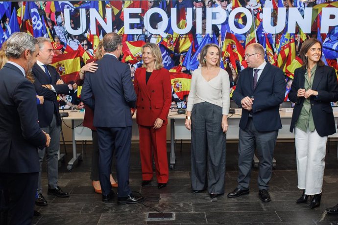 El presidente del Partido Popular, Alberto Núñez Feijóo (3i), saluda a su llegada a la reunión del Comité Ejecutivo Nacional, en la sede del PP, a 30 de noviembre de 2023, en Madrid (España). Durante el comité, han ratificado los cambios propuestos en l