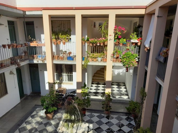 Patio común interior de las viviendas públicas de la plaza de la Corredera en las que la Junta hará obras para su rehabilitación energética.