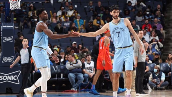 Archivo - Santi Aldama choca con Jaren Jackson durante el Grizzlies-Thunder