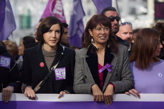 La secretaria de Igualdad del PSOE, Andrea Fernández (i), y la ministra de Igualdad, Ana Redondo (d), durante una manifestación por el 25N.