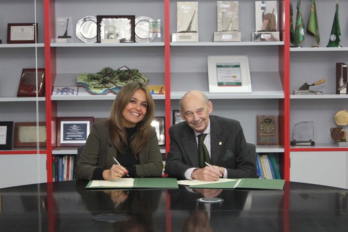 Evelia Rincón y Emilio Boja, tras la firma del convenio entre Lipasam y el Ateneo.