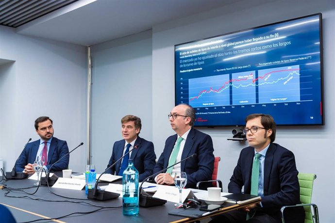 Los responsables de Santander Asset Management (AM) presentan el informe de perspectivas de mercado para 2024, titulado 'Extendiendo el horizonte de inversión'.