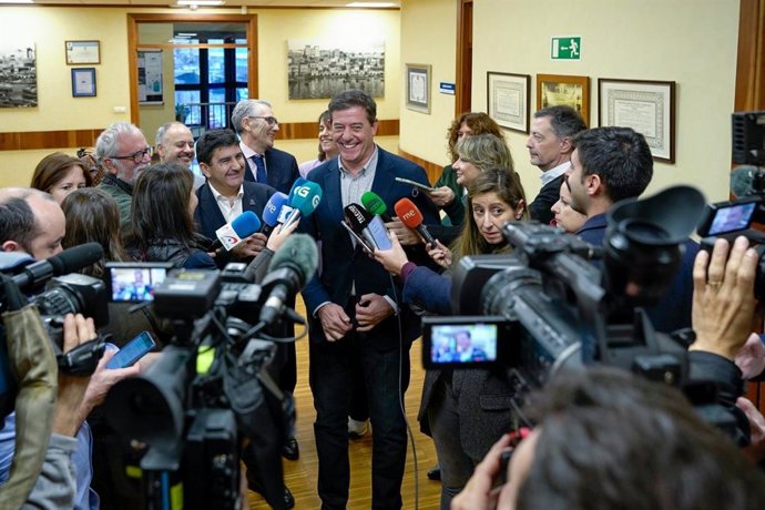 El candidato a la presidencia de la Xunta por el PSdeG, Xosé Ramón Gómez Besteiro, atiende a los medios tras participar en una reunión junto al Delegado del Gobierno con la directiva de la Cooperativa de Armadores de Vigo.