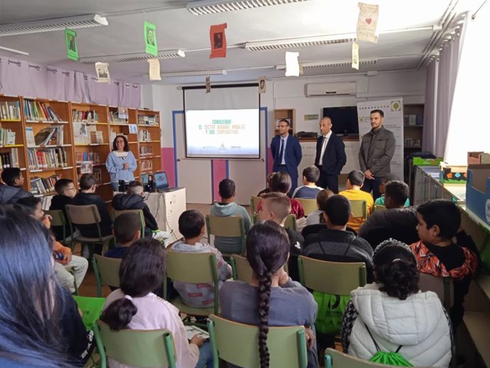 El CEIP Llanos de Marín, de Almería, ha sido el primero en acoger la campaña que Cooperativas Agro-alimentarias de Andalucía y la Fundación La Caixa están promoviendo para divulgar y promover entre los escolares los valores de la actividad agraria.
