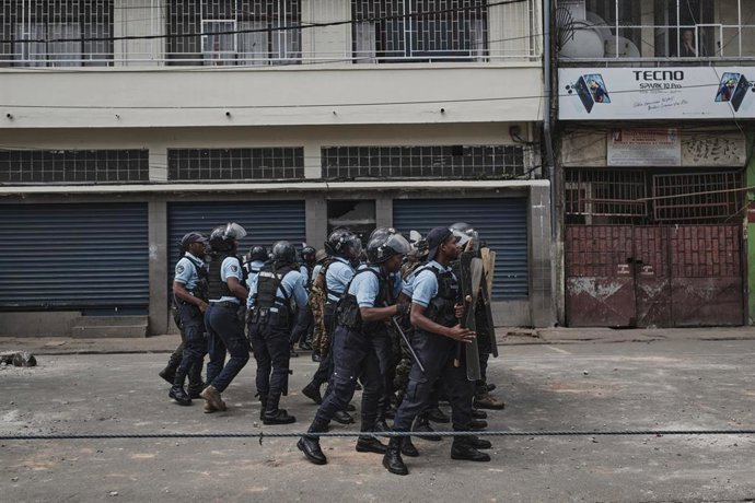 Policías antidisturbios en la capital de Madagascar, Antananarivo, durante una protesta previa a las elecciones presidenciales