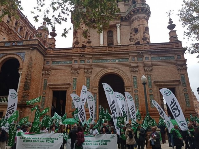 Concentración de CSIF en Sevilla en demanda de un mayor reconocimiento profesional y laboral para el personal Técnico en Cuidados Auxiliares de Enfermería