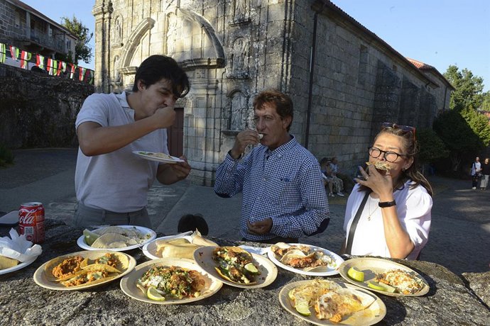 Archivo - Los asistentes a la celebración de la XVI Fiesta Mexicana de Avión (Ourense) disfrutan de la gastronomía mexicana, a 12 de agosto de 2022, en Avión, Ourense, Galicia (España). 