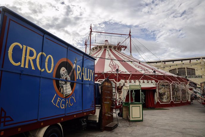 Decorado del Circo Raluy durante un encuentro con medios de comunicación, en La Marina. 