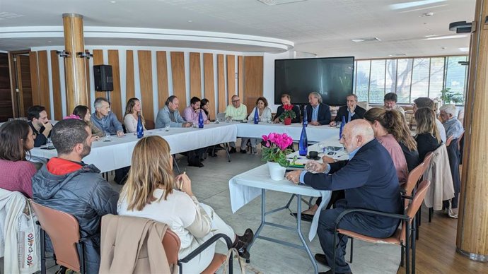 Reunión del conseller del Mar y Ciclo del Agua, Juan Manuel Lafuente, con representantes del sector náutico y hotelero para analizar una reorganización de embarcaciones en la bahía.