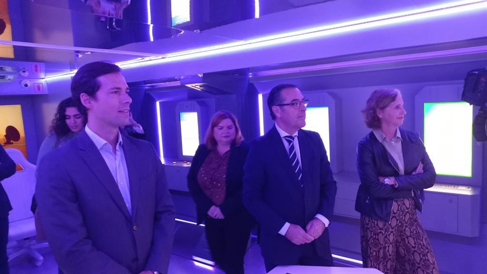 El delegado territorial de Desarrollo Educativo y FP y de Universidad, Investigación e Innovación de la Junta en Málaga, Miguel Briones, durante su visita a Finexit, el 'escape room' financiero itinerante.