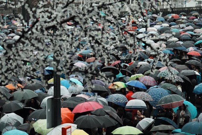 Decenas de personas con paraguas participan en una manifestación por la huelga general feminista convocada en Euskadi