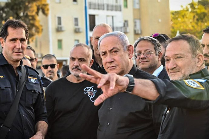 HANDOUT - 29 November 2023, Israel, Sderot: Israeli Prime Minister Benjamin Netanyahu (C) talks with police officers during a visit to the Demolished Sderot Police Station. Photo: Kobi Gideon/GPO/dpa - ATTENTION: editorial use only and only if the credi