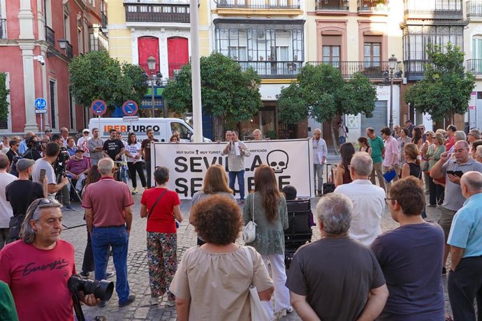 Archivo - Varios vecinos  de diferentes edades del centro histórico, en la Plaza de San Francisco, para protestar sobre la  turistificación y masificación 