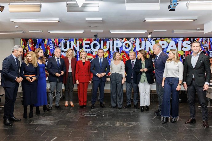 El presidente del Partido Popular, Alberto Núñez Feijóo (c), posa a su llegada a la reunión del Comité Ejecutivo Nacional, en la sede del PP, a 30 de noviembre de 2023, en Madrid (España). Durante el comité, han ratificado los cambios propuestos en la c