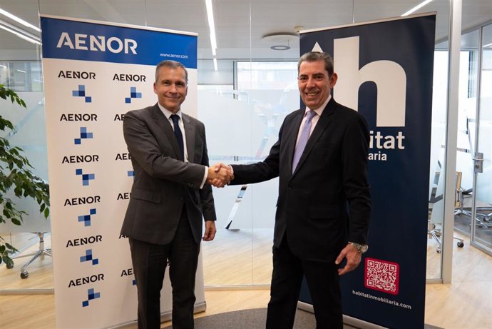 De izquierd a derecha: el consejero delegado de Aenor, Rafael García Meiro, y el consejero delegado de Habitat Inmobiliaria, Carlos Saz.