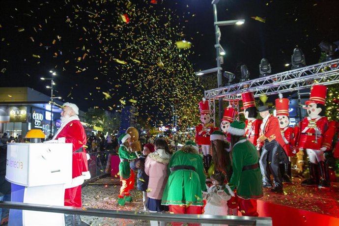 Puerto Venecia da la bienvenida a la Navidad con un encendido de luces junto a Papá Noel.