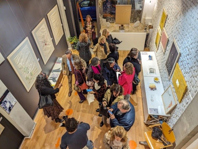 Visitantes a la muestra 'Del amor y otras hierbas', de Chirri Moreno Santa María.