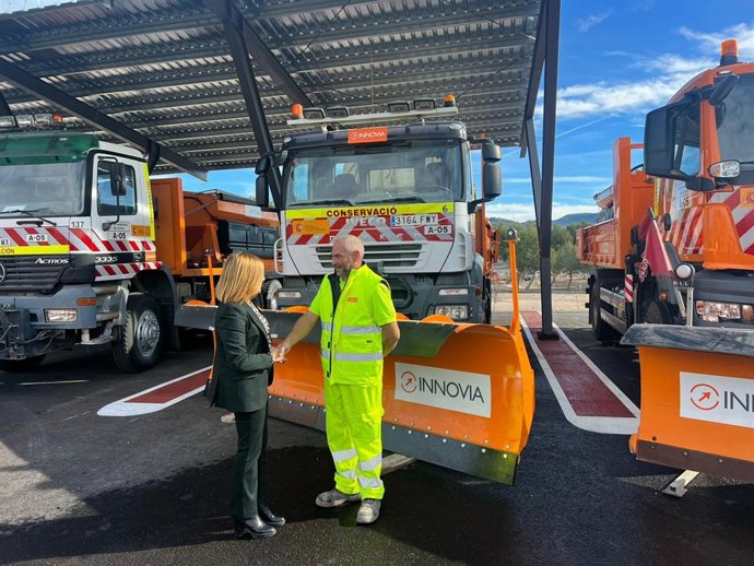 El Gobierno despliega 62 quitanieves y 6.785 toneladas de fundentes para el plan de vialidad invernal en la Comunitat. La delegada del Gobierno en la Comunitat Valenciana, Pilar Bernabé, presenta el plan 2023/2024
