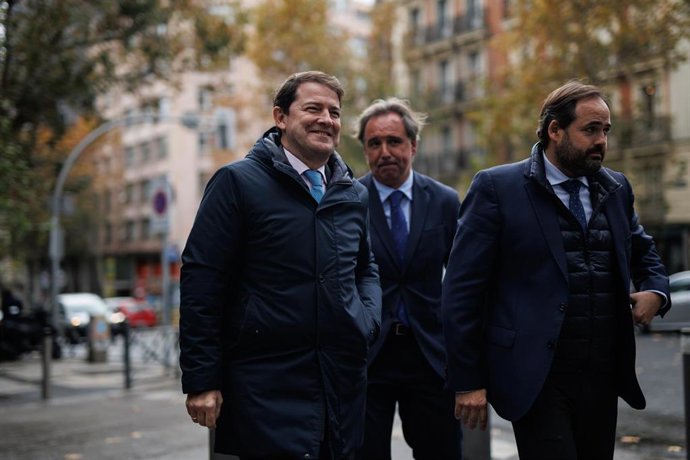El presidente de la Junta de Castilla y León, Alfonso Fernández Mañueco (1i), a su llegada a la reunión del Comité Ejecutivo Nacional, en la sede del PP, a 30 de noviembre de 2023, en Madrid (España).