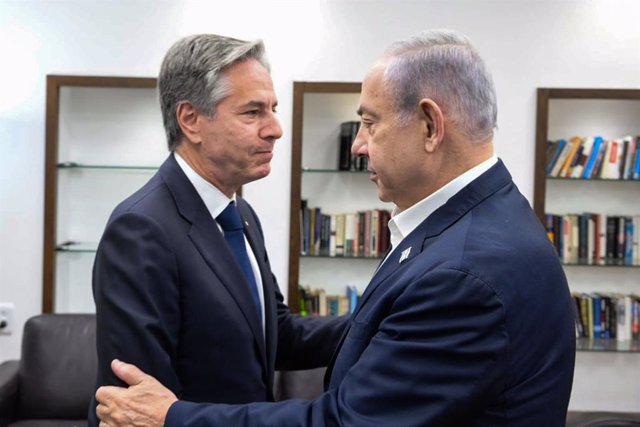 El primer ministro de Israel, Benjamin Netanyahu (d), recibe al secretario de Estado de EEUU, Antony Blinken (i)
