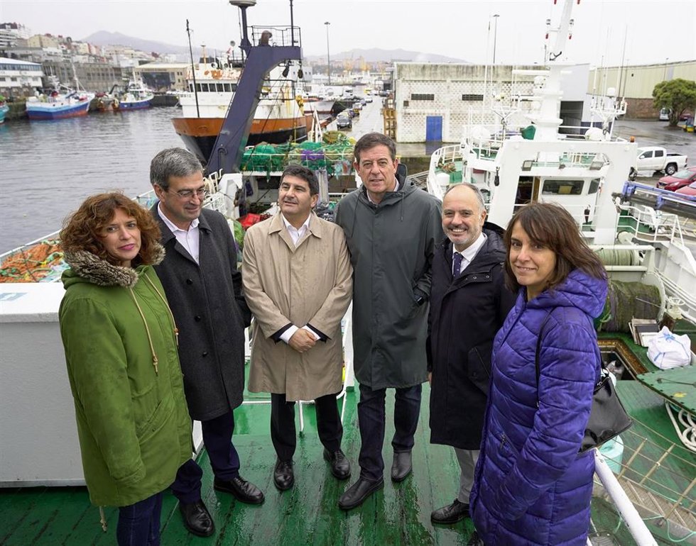 El delegado del Gobierno en Galicia, Pedro Blanco, y el candidato del PSdeG a la presidencia de la Xunta, Xosé Ramón Gómez Besteiro, en una visita a la Cooperativa de Armadores de Vigo.