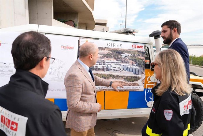 El vicepresidente y consejero de Interior, Emergencias y Ordenación del Territorio de la Región de Murcia, José Ángel Antelo, en una visita al lugar donde se encontrarán las instalaciones