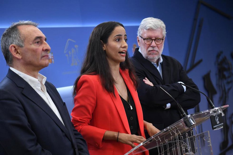(I-D) El portavoz parlamentario de Izquierda Unida y diputado de Sumar, Enrique Santiago; la diputada de Sumar, Tesh Sidi y el diputado de Sumar Agustín Santos, durante una rueda de prensa en el Congreso.