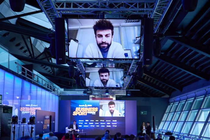 El Subdirector del diario Marca, Carlos Carpio durante una entrevista telemática al exfutbolista Gerrard Piqué, durante el Business Sport Forum, en el Wizink Center de Madrid, a 30 de noviembre de 2023, en Madrid (España). El foro, patrocinado por Banco