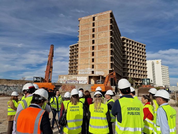 Inicio de las obras de de demolición de las 12 plantas del edificio Lagoymar, en La Manga del Mar Menor, dentro del término municipal de San Javier (Murcia)