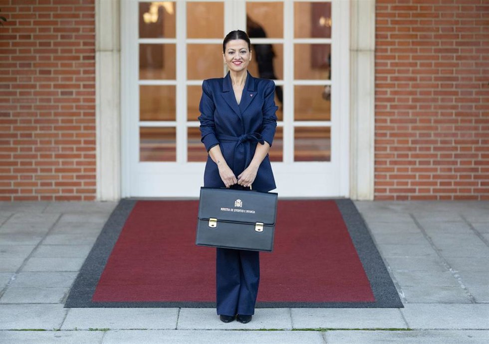 La ministra de Juventud e Infancia, Sira Rego, posa con su cartera a su llegada a la primera reunión de Consejo de Ministros.