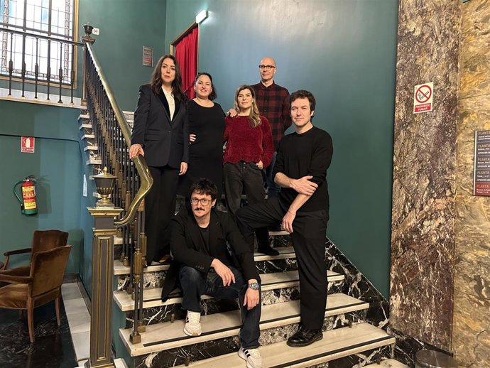 El elenco junto al director