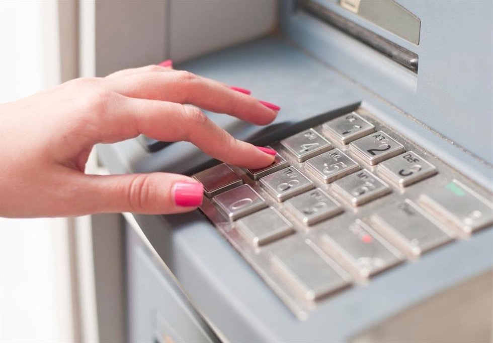 Archivo - Imagen de archivo de un cajero automático de una entidad bancaria