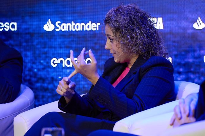 La presidenta de la liga de Fútbol femenino, Beatriz Álvarez, durante el Business Sport Forum, en el Wizink Center de Madrid, a 30 de noviembre de 2023, en Madrid (España). El foro, patrocinado por Banco Santander, Endesa e Iberia, nace como la gran cit