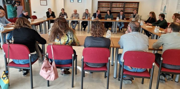 El consejero de Agricultura, Ganadería y Alimentación del Gobierno de Aragón, Ángel Samper, reunido con las OCAS