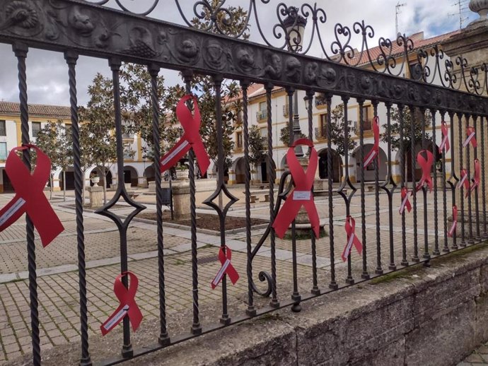 Lazos rojos en la plaza del Buen Alcalde en Ciudad Rodrigo (Salamanca)