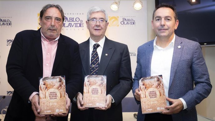 Presentación del libro 'Orígenes y evolución del deporte sevillano', del profesor de la Pablo de Olavide de sevilla Juan Carlos Fernández Truan.