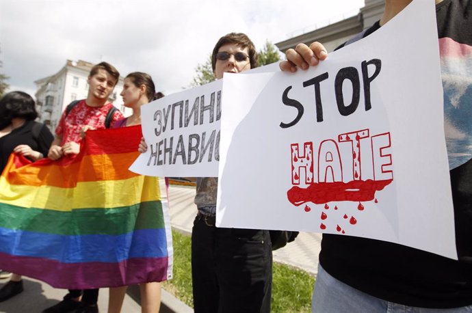 Archivo - July 24, 2019 - Kiev, Ukraine - Activists hold posters as they demand Russia an investigation into the murder of LGBT activist Yelena Grigoryeva in front the Embassy of Russia in Kiev, Ukraine, on 24 July 2019. 41-year-old LGBT rights activist Y