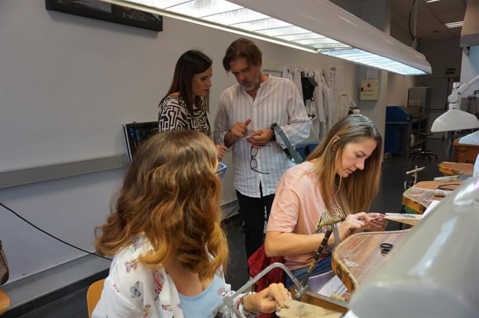 Gálvez (de pie, izda.) en una visita la Escuela de Joyería del SAE.