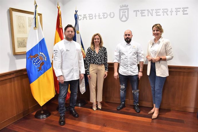 El chef Diego Schattenhofer, la presidenta del Cabildo de Tenerife, Rosa Dávila, el che Víctor Suárez y la consejera de Comercio, Krysten Martín