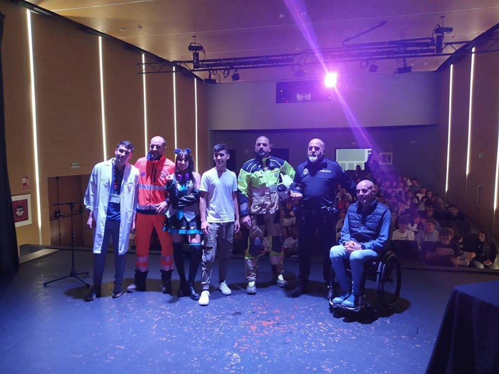 Alumnado de Secundaria ha asistido al Road Show, espectáculo diseñado específicamente para concienciar a los jóvenes sobre la evitabilidad de los accidentes de tráfico.